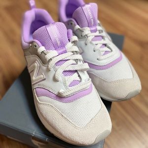 Womans Classic New Balance Sneakers